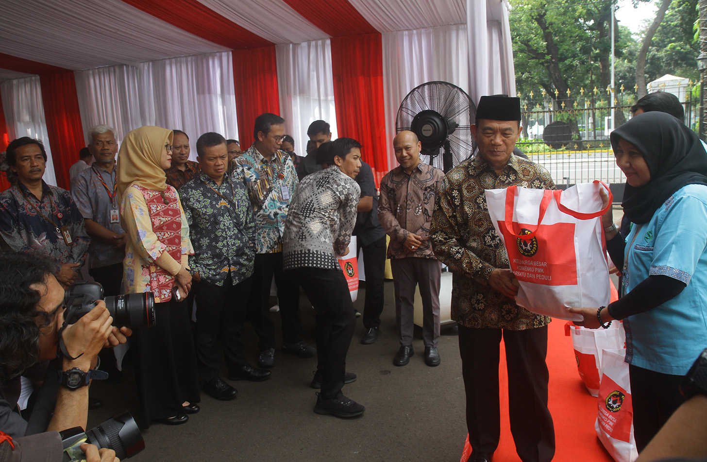 Menko PMK Muhadjir Effendy (kedua kiri) memberikan bingkisan kepada pegawai saat silaturahmi Hari Raya Idul Adha 1445 Hijriah di Kantor Kemenko PMK, Jakarta, Rabu (19/6/2024).(BeritaNasional.Com/Oke Atmaja)