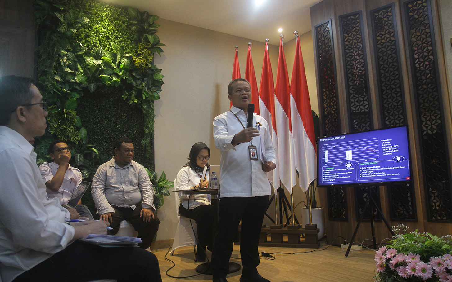 Plt Deputi Bidang Koordinasi Peningkatan Kesehatan dan Pembangunan Kependudukan, R. Budiono Subambang,memberikan pemaparan saat acara Deputy Meet The Press di Media Center Kemenko PMK, Jakarta, Senin (20/5/2024). (BeritaNasional.Com/Oke Atmaja)