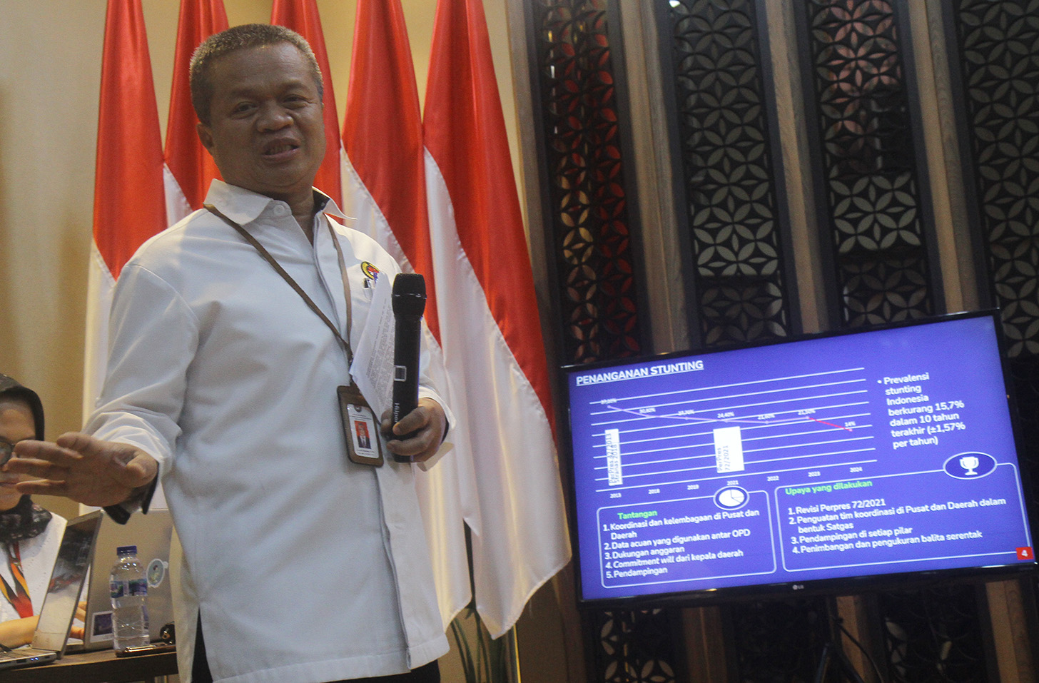 Plt Deputi Bidang Koordinasi Peningkatan Kesehatan dan Pembangunan Kependudukan, R. Budiono Subambang,memberikan pemaparan saat acara Deputy Meet The Press di Media Center Kemenko PMK, Jakarta, Senin (20/5/2024). (BeritaNasional.Com/Oke Atmaja)