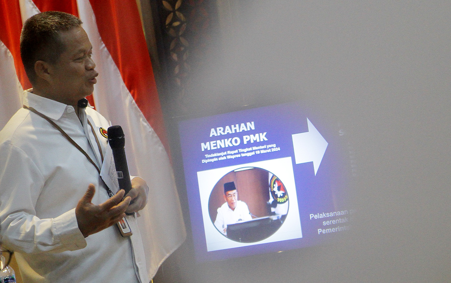 Plt Deputi Bidang Koordinasi Peningkatan Kesehatan dan Pembangunan Kependudukan, R. Budiono Subambang,memberikan pemaparan saat acara Deputy Meet The Press di Media Center Kemenko PMK, Jakarta, Senin (20/5/2024). (BeritaNasional.Com/Oke Atmaja)