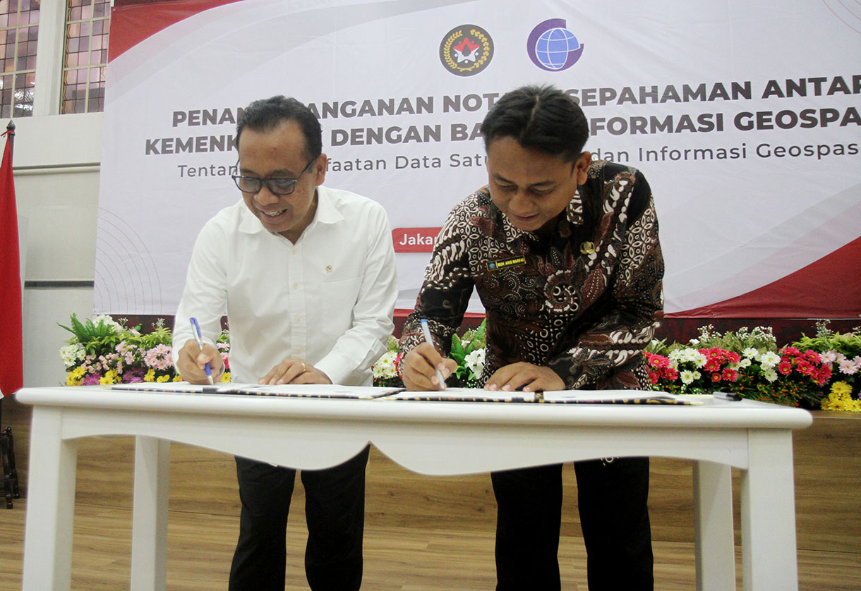 Menteri Koordinator Bidang Pembangunan Manusia dan Kebudayaan Pratikno, saat melakukan penandatanganan Nota Kesepahaman dengan Kepala Badan Informasi Geospasial Muh Aris Marfai di Jakarta, Selasa (12/11/2024).  (BeritaNasional.com/Oke Atmaja)