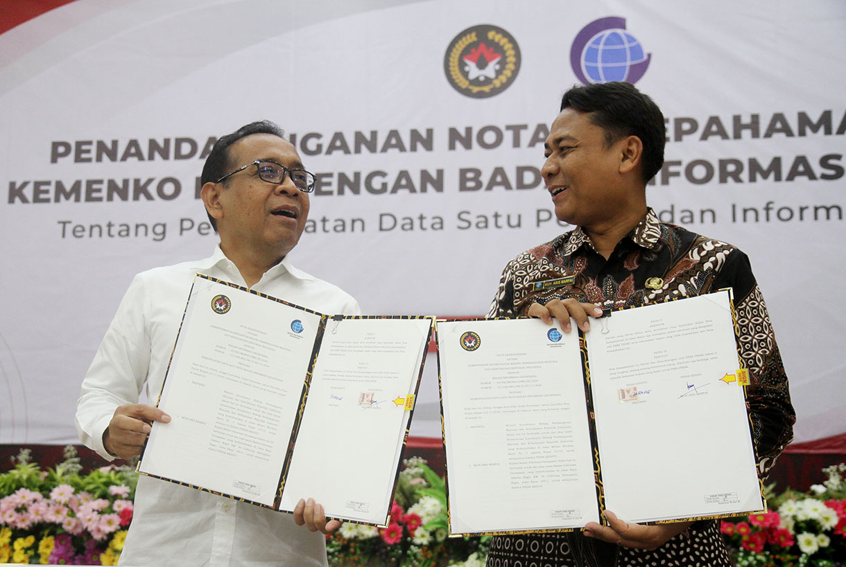 Menteri Koordinator Bidang Pembangunan Manusia dan Kebudayaan Pratikno, saat melakukan penandatanganan Nota Kesepahaman dengan Kepala Badan Informasi Geospasial Muh Aris Marfai di Jakarta, Selasa (12/11/2024).  (BeritaNasional.com/Oke Atmaja)