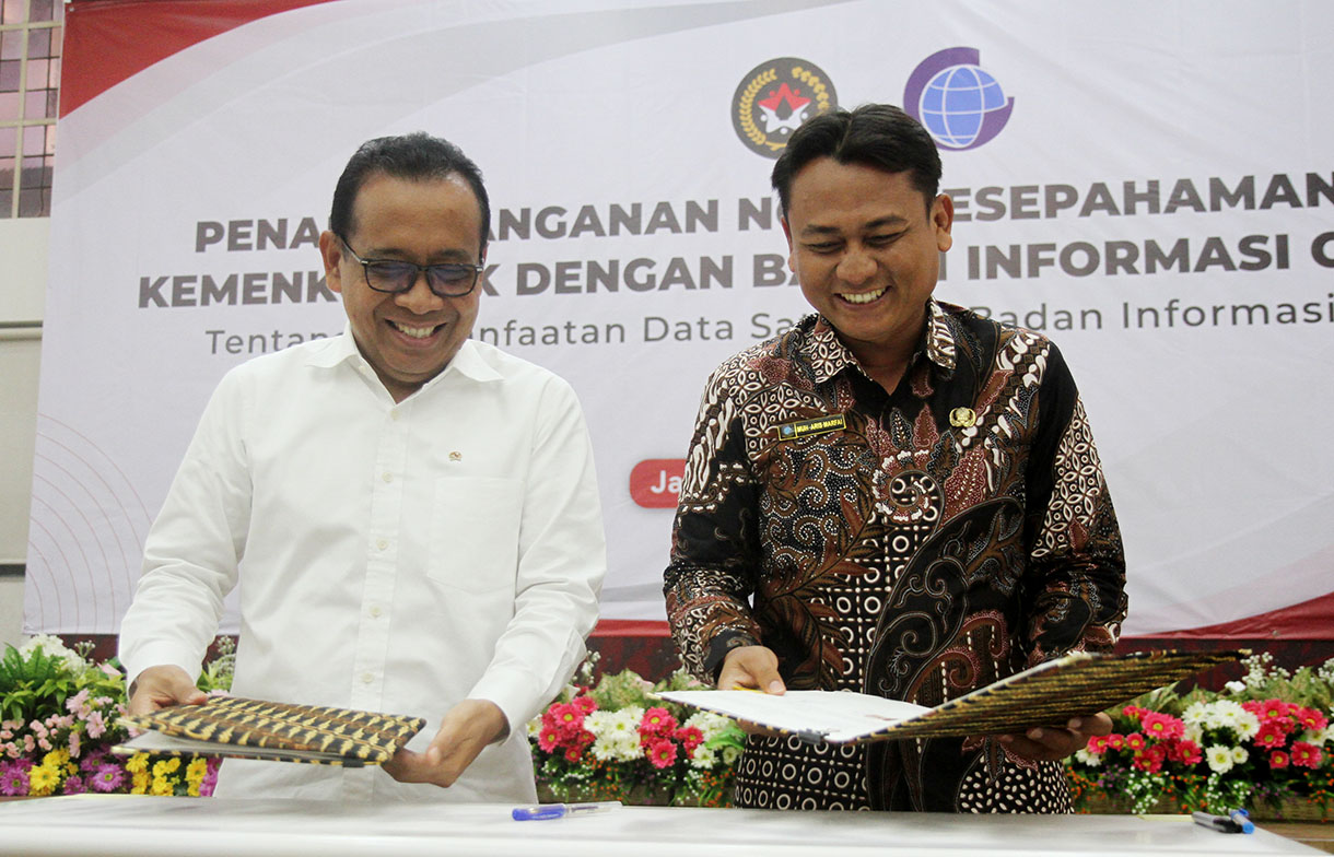 Menteri Koordinator Bidang Pembangunan Manusia dan Kebudayaan Pratikno, saat melakukan penandatanganan Nota Kesepahaman dengan Kepala Badan Informasi Geospasial Muh Aris Marfai di Jakarta, Selasa (12/11/2024).  (BeritaNasional.com/Oke Atmaja)