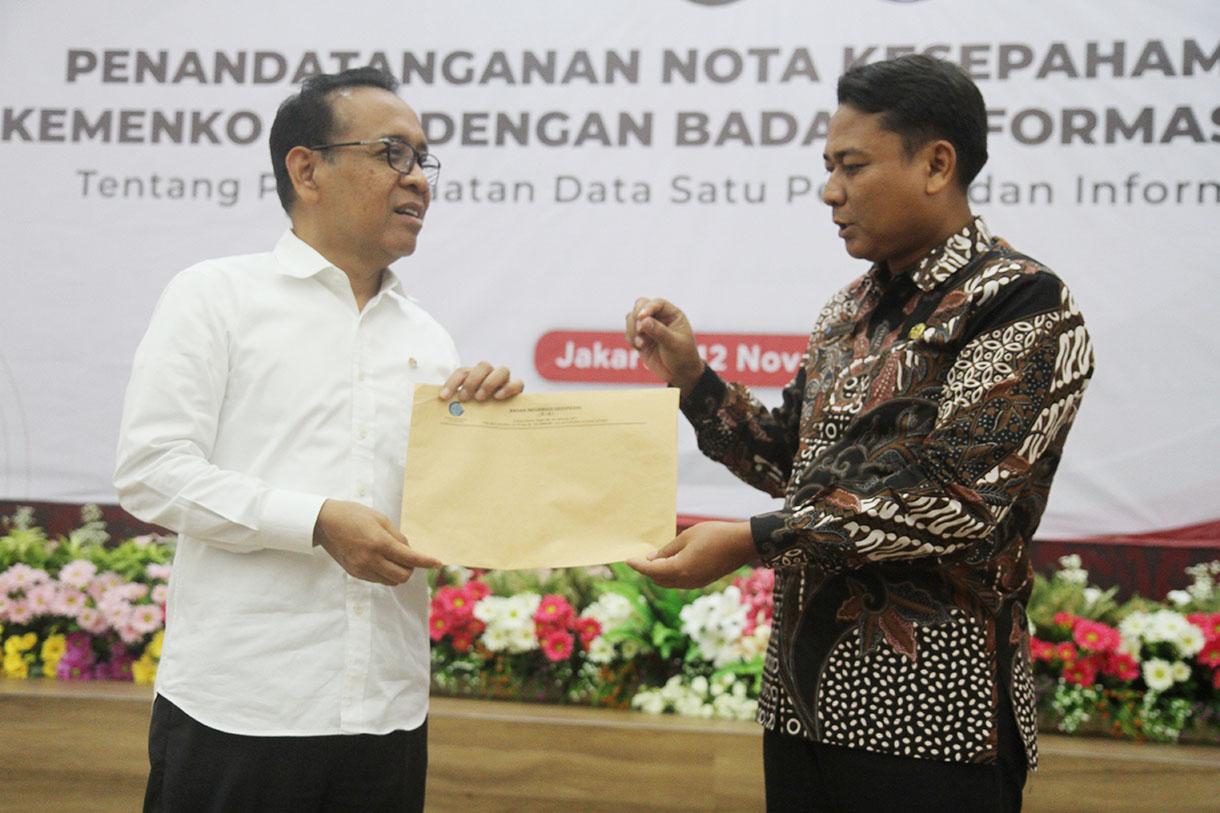 Menteri Koordinator Bidang Pembangunan Manusia dan Kebudayaan Pratikno, saat melakukan penandatanganan Nota Kesepahaman dengan Kepala Badan Informasi Geospasial Muh Aris Marfai di Jakarta, Selasa (12/11/2024).  (BeritaNasional.com/Oke Atmaja)