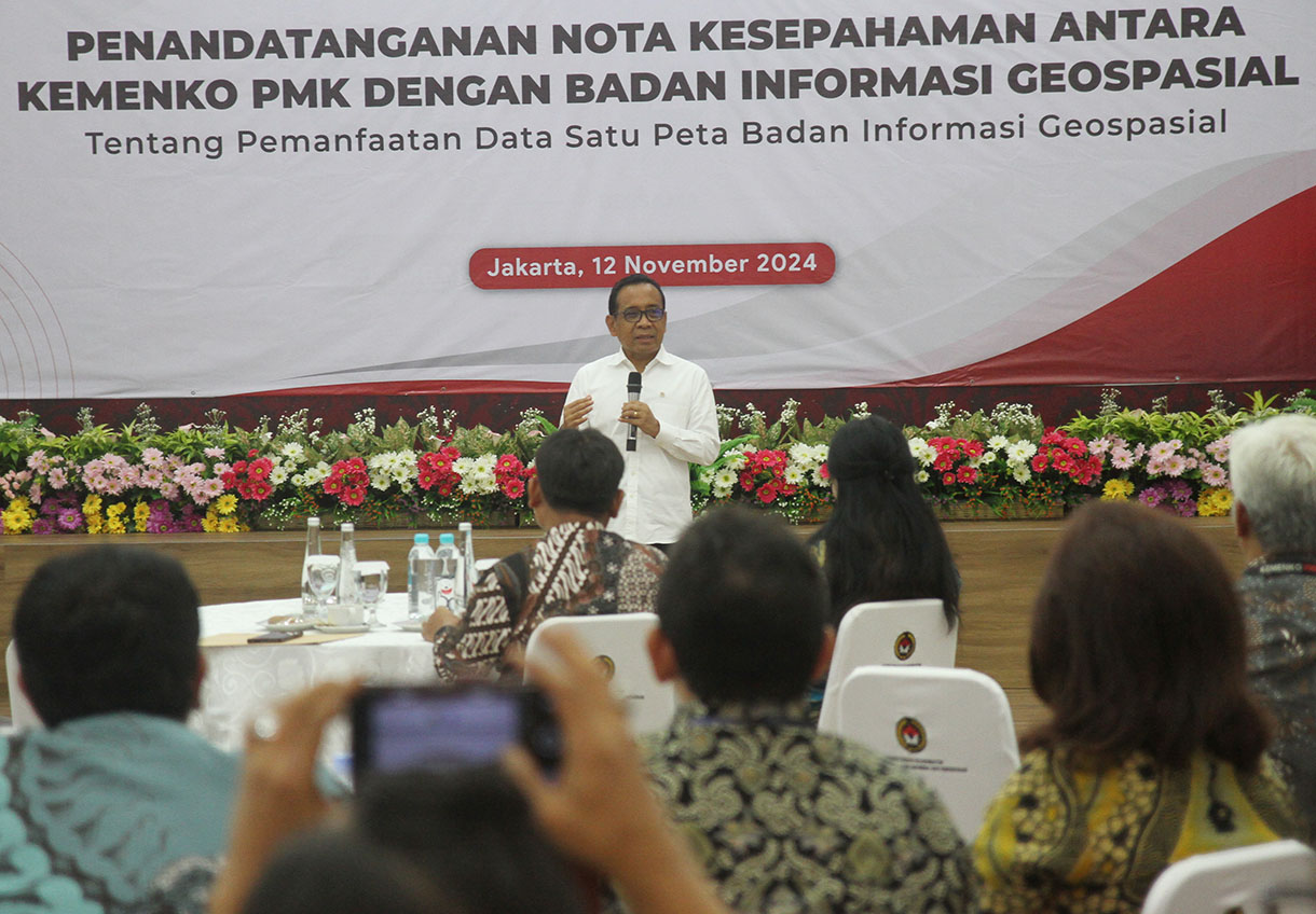 Menteri Koordinator Bidang Pembangunan Manusia dan Kebudayaan Pratikno, saat melakukan penandatanganan Nota Kesepahaman dengan Kepala Badan Informasi Geospasial Muh Aris Marfai di Jakarta, Selasa (12/11/2024).  (BeritaNasional.com/Oke Atmaja)