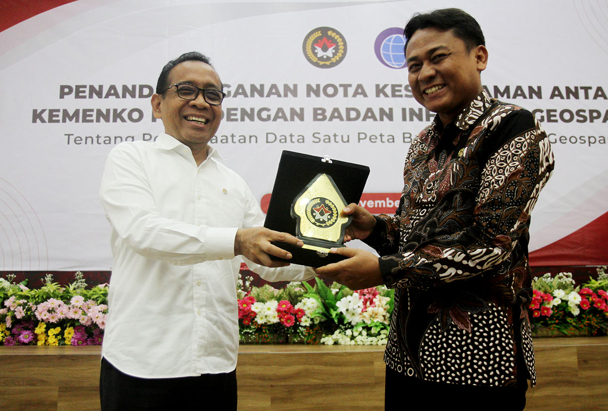 Menteri Koordinator Bidang Pembangunan Manusia dan Kebudayaan Pratikno, saat melakukan penandatanganan Nota Kesepahaman dengan Kepala Badan Informasi Geospasial Muh Aris Marfai di Jakarta, Selasa (12/11/2024).  (BeritaNasional.com/Oke Atmaja)