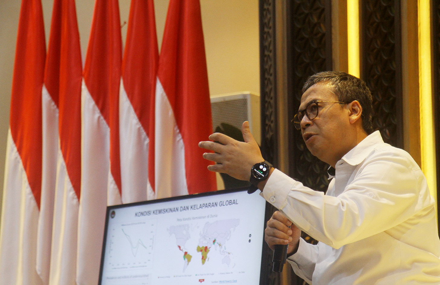 Deputi Bidang Koordinasi Peningkatan Kesejahteraan Sosial, Kemenko PMK Prof. Nunung Nuryartono,  menyampaikan paparannya pada diskusi mingguan di Media Center PMK,Jakarta, Senin (3/6/2024).(BeritaNasional.Com/Oke Atmaja)