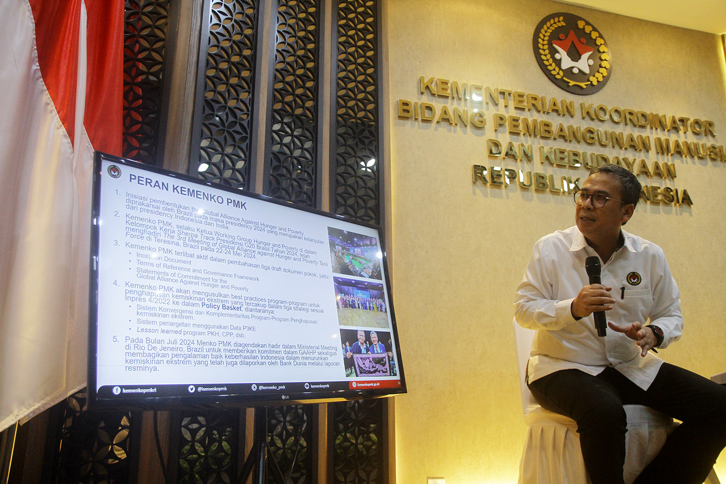 Deputi Bidang Koordinasi Peningkatan Kesejahteraan Sosial, Kemenko PMK Prof. Nunung Nuryartono,  menyampaikan paparannya pada diskusi mingguan di Media Center PMK,Jakarta, Senin (3/6/2024).(BeritaNasional.Com/Oke Atmaja)