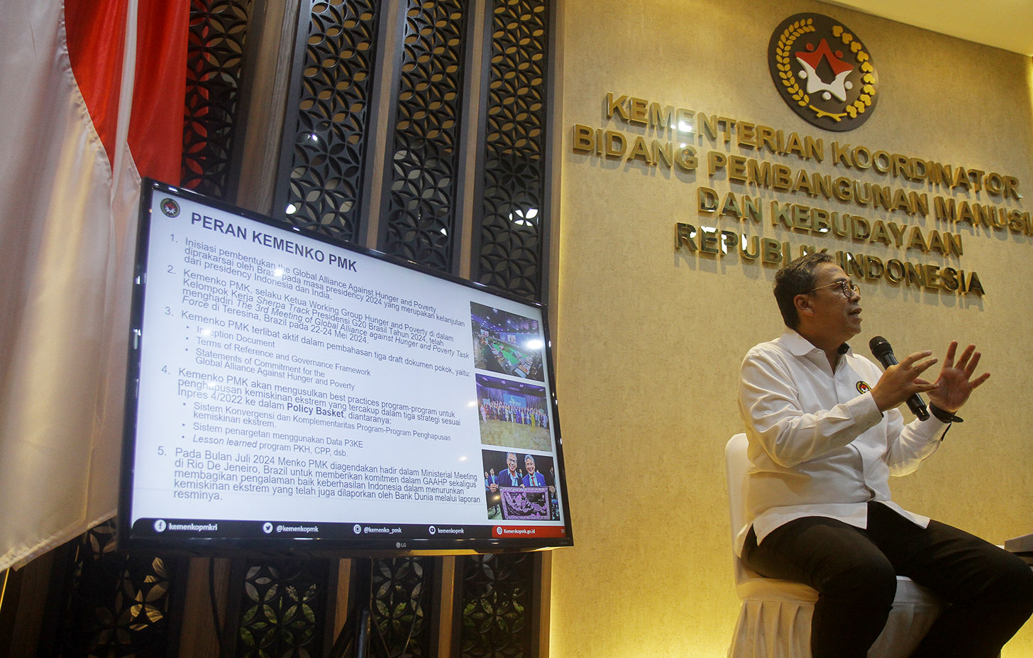 Deputi Bidang Koordinasi Peningkatan Kesejahteraan Sosial, Kemenko PMK Prof. Nunung Nuryartono,  menyampaikan paparannya pada diskusi mingguan di Media Center PMK,Jakarta, Senin (3/6/2024).(BeritaNasional.Com/Oke Atmaja)