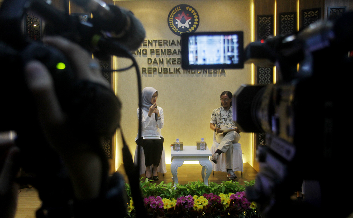 Deputi Bidang Koordinasi Peningkatan Kualitas Anak, Perempuan, dan Pemuda Kemenko PMK Woro Srihastuti Sulistyaningrum (kiri) dalam temu media di Kantor Kemenko PMK, Jakarta, Senin (15/7/2024).(BeritaNasional.com/Oke Atmaja)