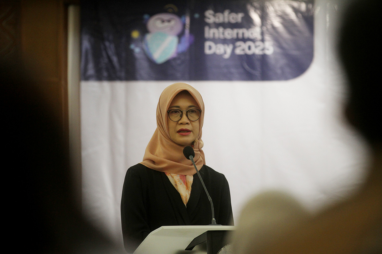 Deputi Bidang Koordinasi Peningkatan Kualitas Keluarga dan Kependudukan Kemenko PMK Woro Srihastuti memberikan paparan dalam acara refleksi Safer Internet Day 2025 di Jakarta, Kamis (27/2/2025).(Beritanasional.com/Oke Atmaja)