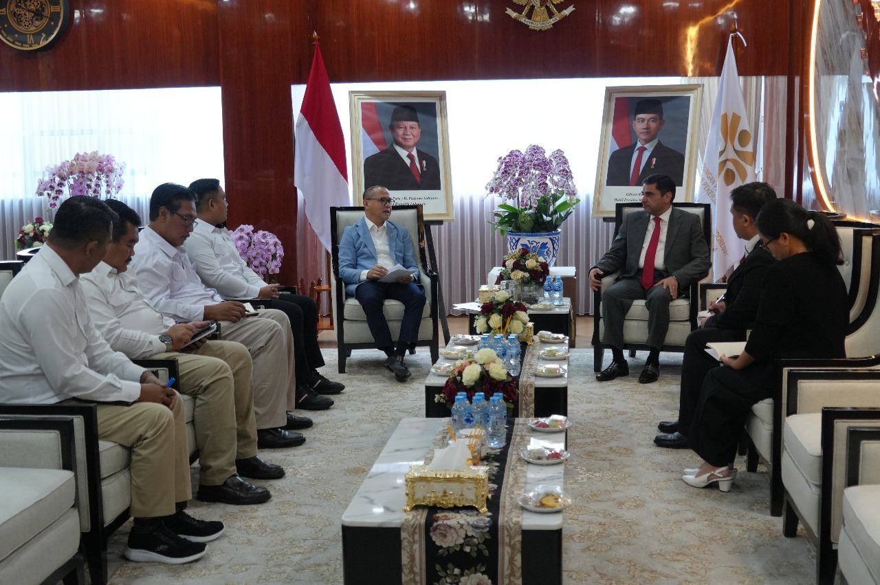Menteri P2MI Mukhtarudi menerima kunjungan Duta Besar Yordania untuk Indonesia, Sudqi Al Omoush, di Kantor KemenP2MI. (BeritaNasional/Elvis/HO P2MI)