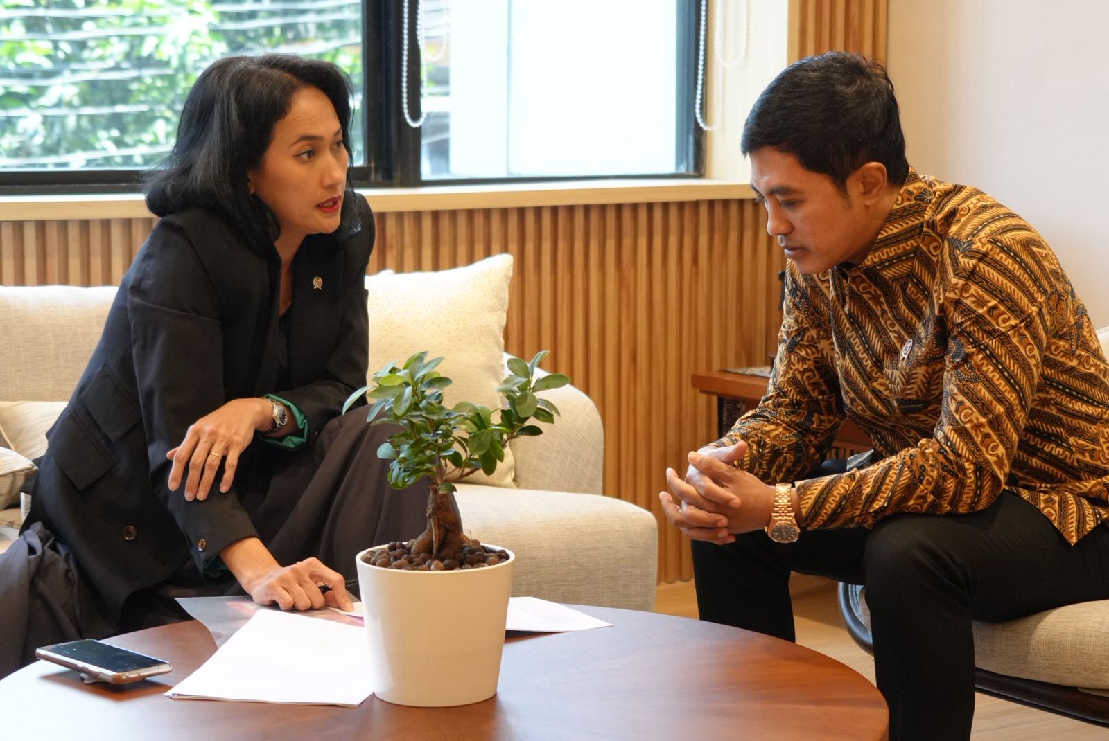 Wamen P2M), Christina Aryani bertemu Wakil Menteri Kesehatan, Dante Saksono Harbuwono dan Wakil Menteri Pemberdayaan Perempuan dan Perlindungan Anak (PPPA), Veronica Tan di Kantor Kementerian Kesehatan. (BeritaNasional/Elvis Sendouw/HO P2MI)