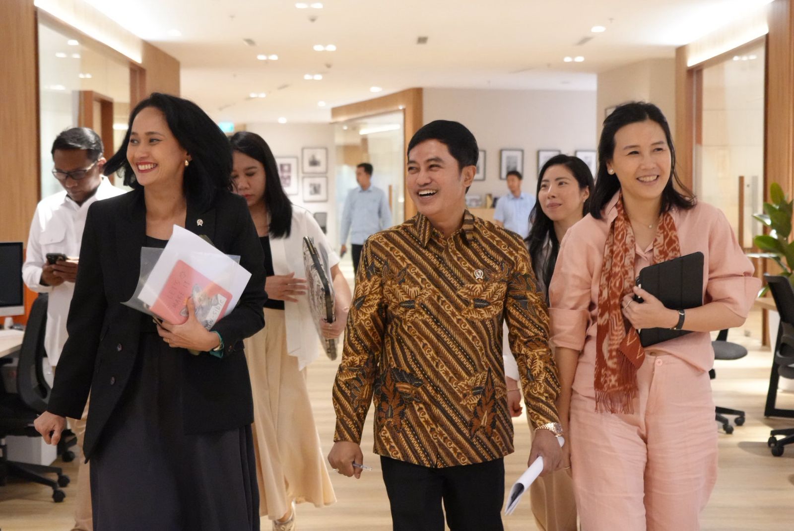 Wamen P2M), Christina Aryani bertemu Wakil Menteri Kesehatan, Dante Saksono Harbuwono dan Wakil Menteri Pemberdayaan Perempuan dan Perlindungan Anak (PPPA), Veronica Tan di Kantor Kementerian Kesehatan. (BeritaNasional/Elvis Sendouw/HO P2MI)