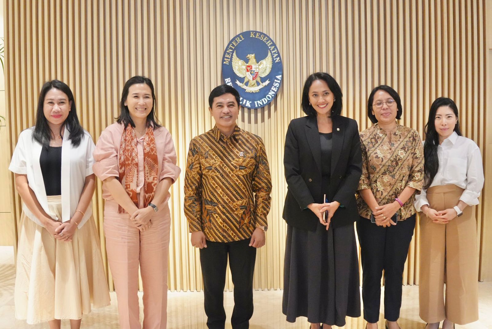 Wamen P2M), Christina Aryani bertemu Wakil Menteri Kesehatan, Dante Saksono Harbuwono dan Wakil Menteri Pemberdayaan Perempuan dan Perlindungan Anak (PPPA), Veronica Tan di Kantor Kementerian Kesehatan. (BeritaNasional/Elvis Sendouw/HO P2MI)
