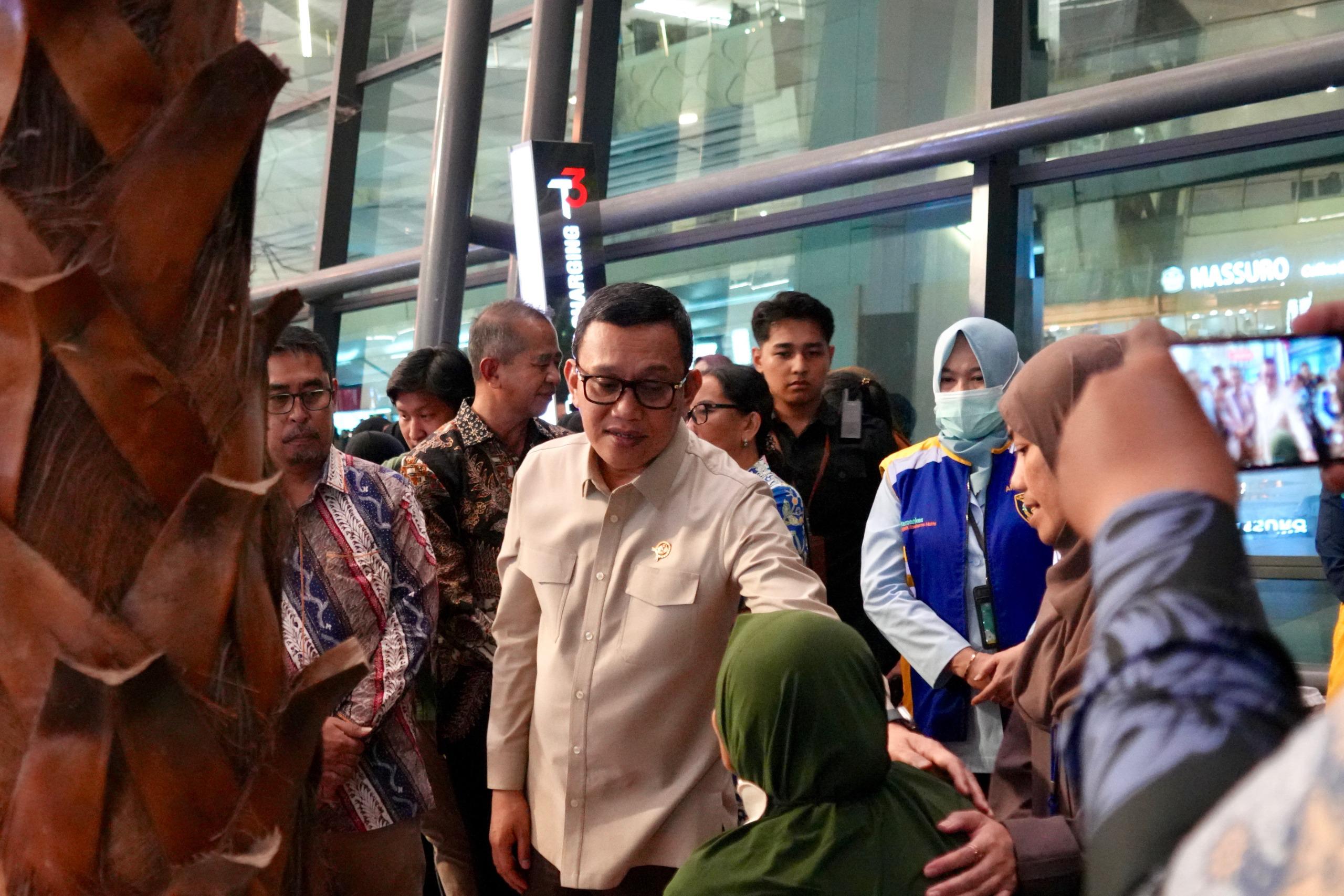 Menteri Pelindungan Pekerja Migran Indonesia (P2MI) Abdul Kadir Karding sambut kedatangan ratusan pekerja migran. (BeritaNasional/Elvis Sendouw/HO Hms P2MI)