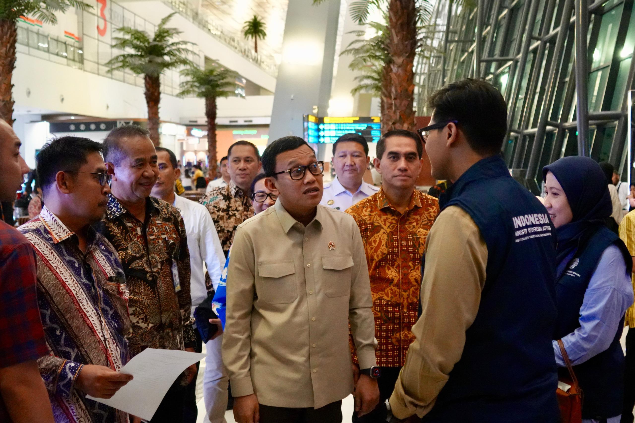 Menteri Pelindungan Pekerja Migran Indonesia (P2MI) Abdul Kadir Karding sambut kedatangan ratusan pekerja migran. (BeritaNasional/Elvis Sendouw/HO Hms P2MI)