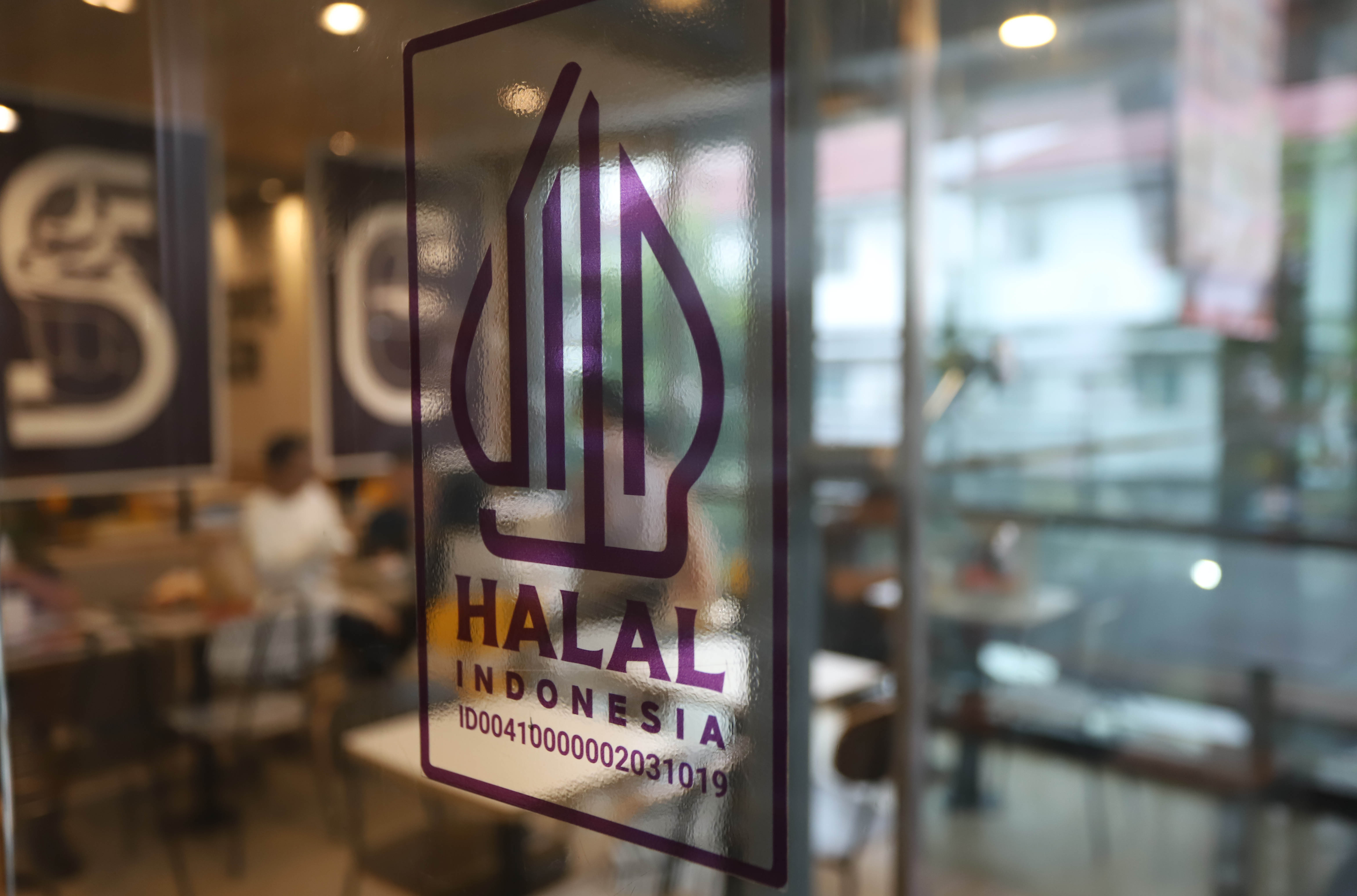 Stiker Halal yang tertempel di pintu masuk salah satu restoran siap saji di Salemba, Jakarta, Jumat (15/3). (Sinarharapan.com/Oke Atmaja)