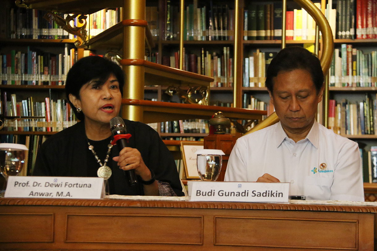 Menteri Kesehatan Budi Gunadi Sadikin (kedua kiri) bersama Duta Besar Goodwill WHO untuk Eliminasi Kusta, Yohei Sasakawa (kedua kanan), Peneliti Dewi Fortuna Anwar (kiri) dan Executive Director The Habibie Center sekaligus sosiolog politik Mohammad Hasan Ansori menjadi pembicara dalam Media Briefing The Habibie Center bekerja sama dengan Kementerian Kesehatan di Perpustakaan Wisma Habibie Ainun, Jakarta, Kamis (15/1/2026). (Beritanasional.com/Oke Atmaja)