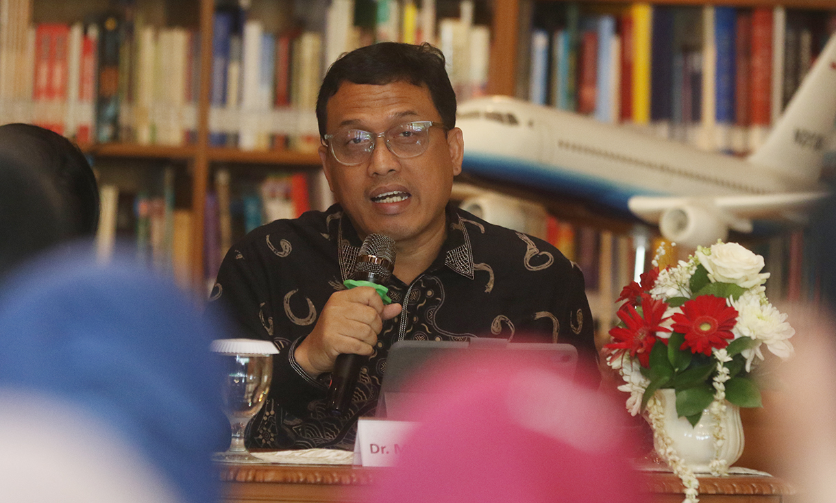Menteri Kesehatan Budi Gunadi Sadikin (kedua kiri) bersama Duta Besar Goodwill WHO untuk Eliminasi Kusta, Yohei Sasakawa (kedua kanan), Peneliti Dewi Fortuna Anwar (kiri) dan Executive Director The Habibie Center sekaligus sosiolog politik Mohammad Hasan Ansori menjadi pembicara dalam Media Briefing The Habibie Center bekerja sama dengan Kementerian Kesehatan di Perpustakaan Wisma Habibie Ainun, Jakarta, Kamis (15/1/2026). (Beritanasional.com/Oke Atmaja)
