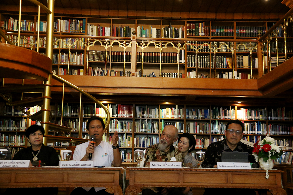 Menteri Kesehatan Budi Gunadi Sadikin (kedua kiri) bersama Duta Besar Goodwill WHO untuk Eliminasi Kusta, Yohei Sasakawa (kedua kanan), Peneliti Dewi Fortuna Anwar (kiri) dan Executive Director The Habibie Center sekaligus sosiolog politik Mohammad Hasan Ansori menjadi pembicara dalam Media Briefing The Habibie Center bekerja sama dengan Kementerian Kesehatan di Perpustakaan Wisma Habibie Ainun, Jakarta, Kamis (15/1/2026). (Beritanasional.com/Oke Atmaja)