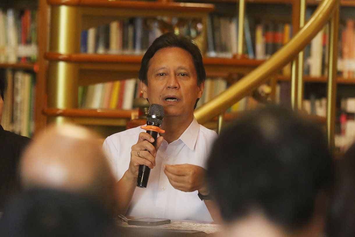 Menteri Kesehatan Budi Gunadi Sadikin (kedua kiri) bersama Duta Besar Goodwill WHO untuk Eliminasi Kusta, Yohei Sasakawa (kedua kanan), Peneliti Dewi Fortuna Anwar (kiri) dan Executive Director The Habibie Center sekaligus sosiolog politik Mohammad Hasan Ansori menjadi pembicara dalam Media Briefing The Habibie Center bekerja sama dengan Kementerian Kesehatan di Perpustakaan Wisma Habibie Ainun, Jakarta, Kamis (15/1/2026). (Beritanasional.com/Oke Atmaja)
