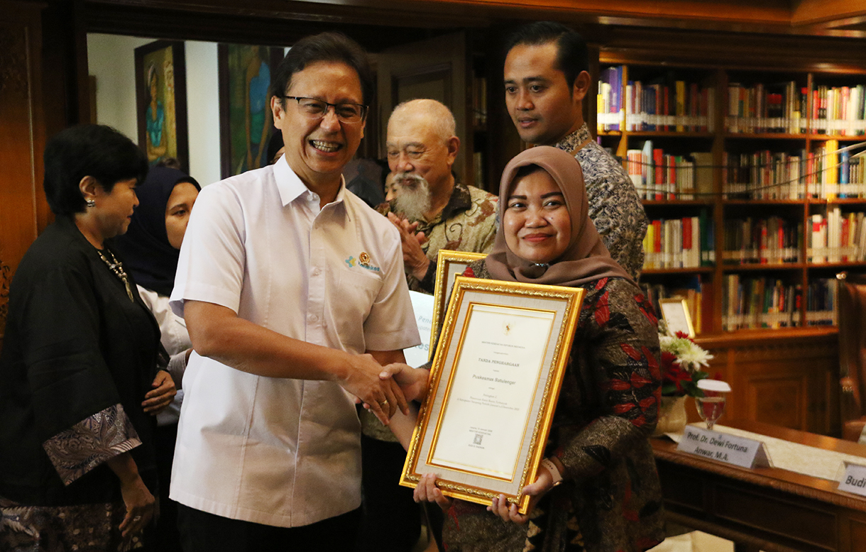Menteri Kesehatan Budi Gunadi Sadikin (kedua kiri) bersama Duta Besar Goodwill WHO untuk Eliminasi Kusta, Yohei Sasakawa (kedua kanan), Peneliti Dewi Fortuna Anwar (kiri) dan Executive Director The Habibie Center sekaligus sosiolog politik Mohammad Hasan Ansori menjadi pembicara dalam Media Briefing The Habibie Center bekerja sama dengan Kementerian Kesehatan di Perpustakaan Wisma Habibie Ainun, Jakarta, Kamis (15/1/2026). (Beritanasional.com/Oke Atmaja)