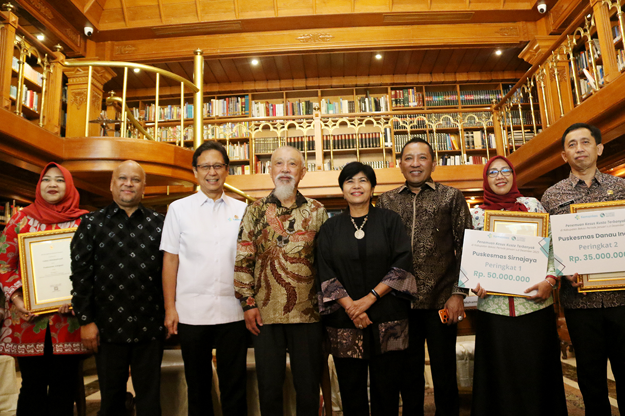 Menteri Kesehatan Budi Gunadi Sadikin (kedua kiri) bersama Duta Besar Goodwill WHO untuk Eliminasi Kusta, Yohei Sasakawa (kedua kanan), Peneliti Dewi Fortuna Anwar (kiri) dan Executive Director The Habibie Center sekaligus sosiolog politik Mohammad Hasan Ansori menjadi pembicara dalam Media Briefing The Habibie Center bekerja sama dengan Kementerian Kesehatan di Perpustakaan Wisma Habibie Ainun, Jakarta, Kamis (15/1/2026). (Beritanasional.com/Oke Atmaja)