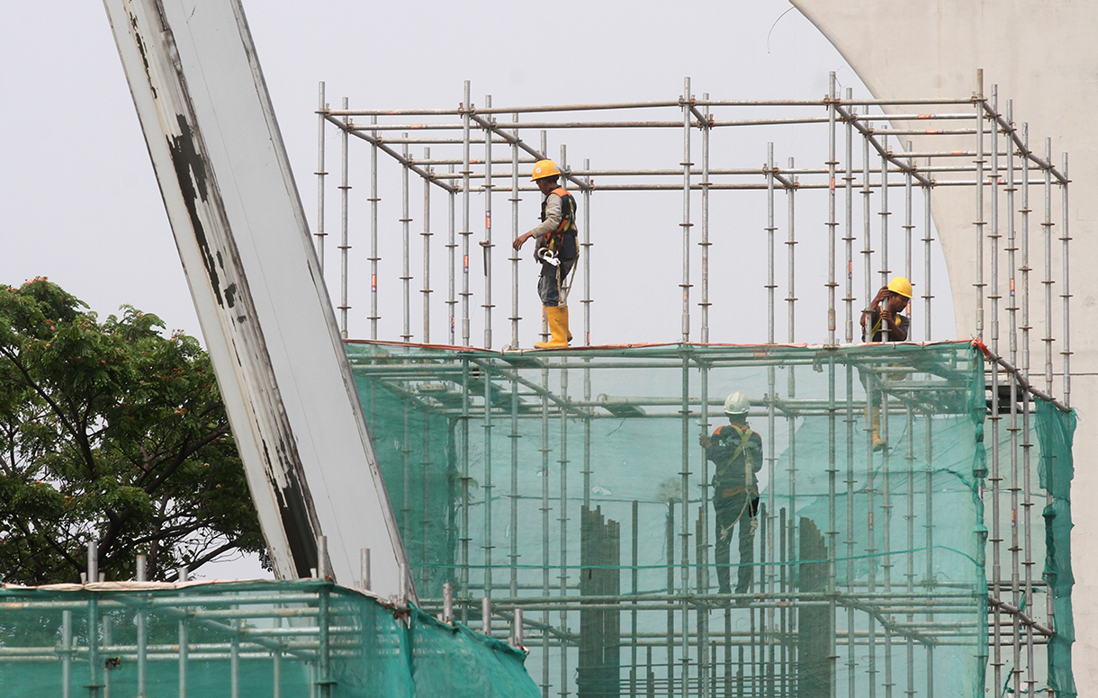 Aktivitas pekerja proyek pembangunan kereta layang Light Rail Transit (LRT) fase 1B rute Manggarai-Velodrome di Jakarta, Jumat (18/7/2025).(Beritanasional.com/Oke Atmaja)