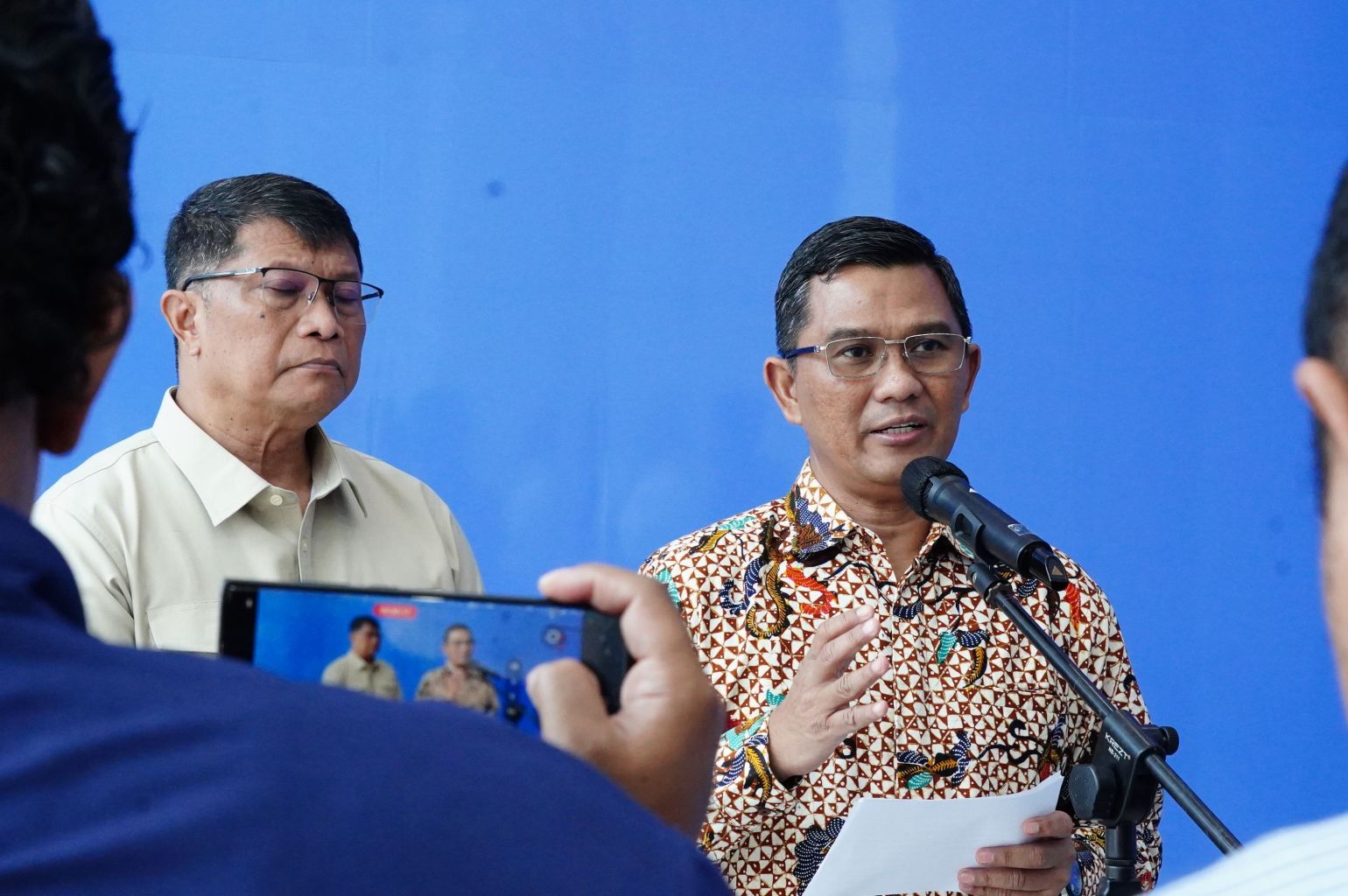 Direktur Jenderal Pelindungan Kementerian P2MI, Rinardi, memberikan keterangan pers, memberikan sanksi penghentian sementara kepada Perusahaan Penempatan Pekerja Migran Indonesia (P3MI) PT Bahtera Tullus Karya.  (BeritaNasional/Elvis/HO P2MI)