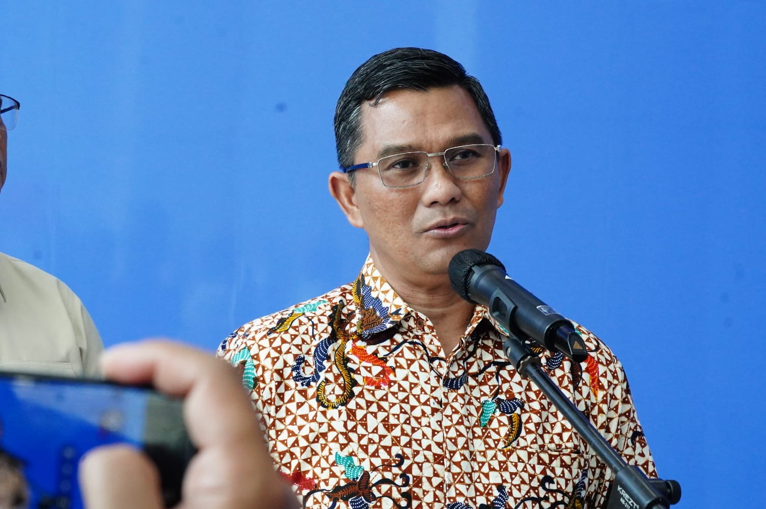 Direktur Jenderal Pelindungan Kementerian P2MI, Rinardi, memberikan keterangan pers, memberikan sanksi penghentian sementara kepada Perusahaan Penempatan Pekerja Migran Indonesia (P3MI) PT Bahtera Tullus Karya.  (BeritaNasional/Elvis/HO P2MI)