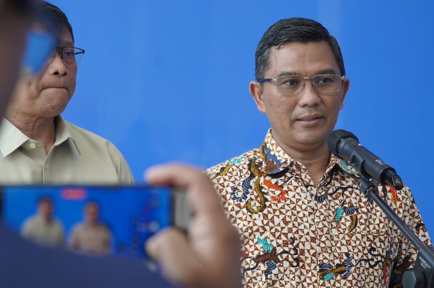 Direktur Jenderal Pelindungan Kementerian P2MI, Rinardi, memberikan keterangan pers, memberikan sanksi penghentian sementara kepada Perusahaan Penempatan Pekerja Migran Indonesia (P3MI) PT Bahtera Tullus Karya.  (BeritaNasional/Elvis/HO P2MI)