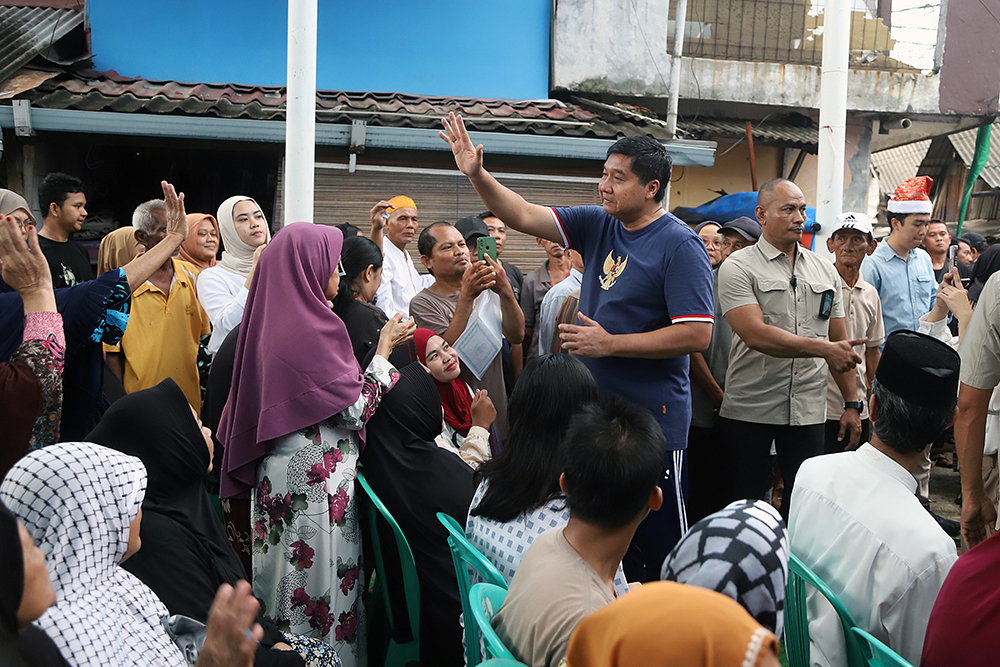 Menteri Perumahan dan Kawasan Permukiman (PKP), Maruarar Sirait memberkan paket beras 10 kg kepada warga di Kelurahan Menteng. (BeritaNasional/Elvis Sendouw)