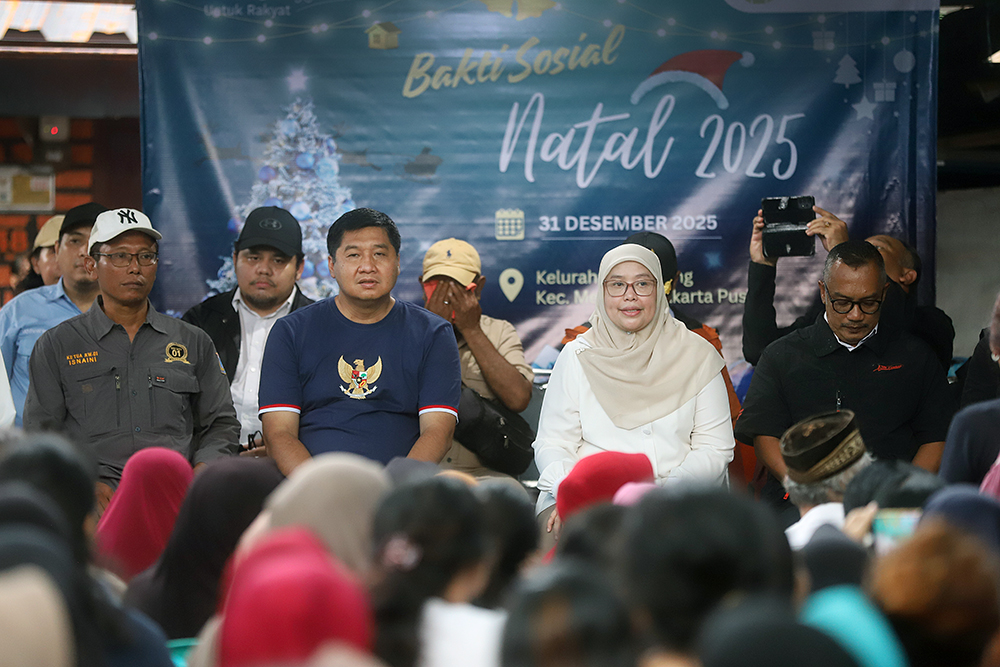 Menteri Perumahan dan Kawasan Permukiman (PKP), Maruarar Sirait memberkan paket beras 10 kg kepada warga di Kelurahan Menteng. (BeritaNasional/Elvis Sendouw)