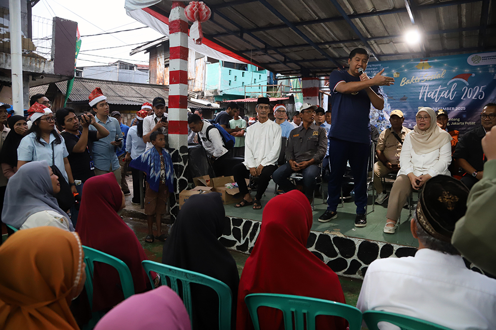 Menteri Perumahan dan Kawasan Permukiman (PKP), Maruarar Sirait memberkan paket beras 10 kg kepada warga di Kelurahan Menteng. (BeritaNasional/Elvis Sendouw)