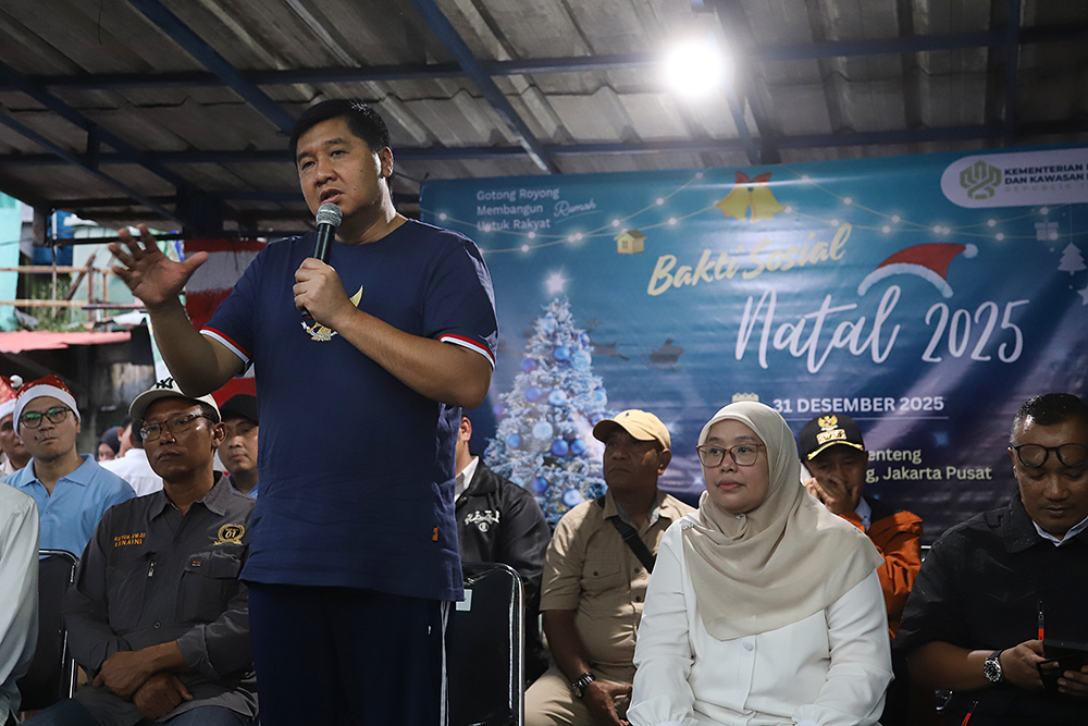 Menteri Perumahan dan Kawasan Permukiman (PKP), Maruarar Sirait memberkan paket beras 10 kg kepada warga di Kelurahan Menteng. (BeritaNasional/Elvis Sendouw)