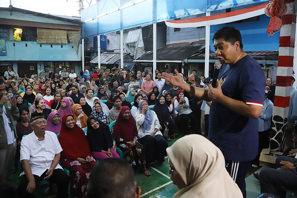 Menteri Perumahan dan Kawasan Permukiman (PKP), Maruarar Sirait memberkan paket beras 10 kg kepada warga di Kelurahan Menteng. (BeritaNasional/Elvis Sendouw)