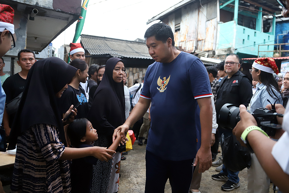 Menteri Perumahan dan Kawasan Permukiman (PKP), Maruarar Sirait memberkan paket beras 10 kg kepada warga di Kelurahan Menteng. (BeritaNasional/Elvis Sendouw)