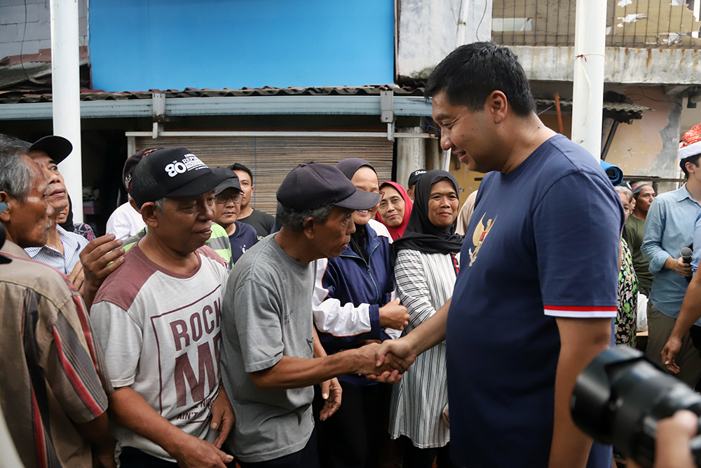 Menteri Perumahan dan Kawasan Permukiman (PKP), Maruarar Sirait memberkan paket beras 10 kg kepada warga di Kelurahan Menteng. (BeritaNasional/Elvis Sendouw)