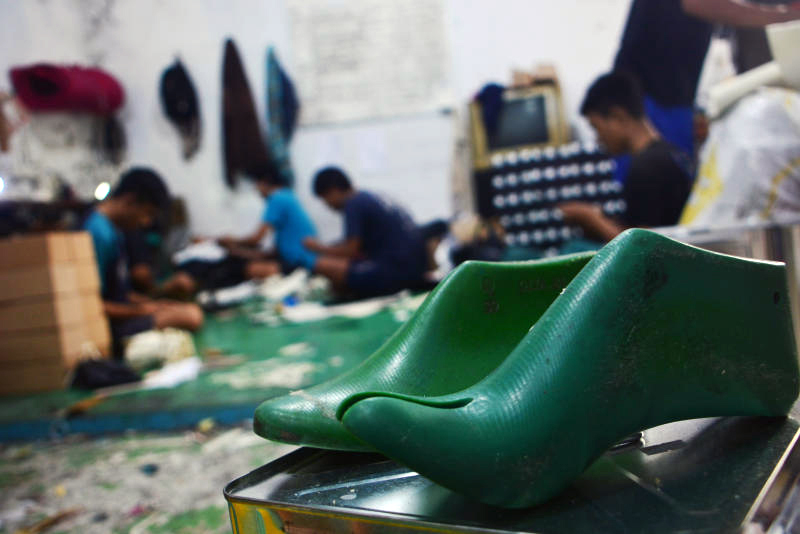 Pembuatan sandal wanita di pabrik sepatu rumahan di Pamulang, Tangerang Selatan, Banten. (BeritaNasionnal/Elvis Sendouw)