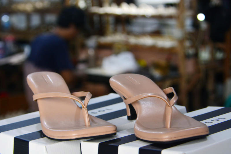 Pembuatan sandal wanita di pabrik sepatu rumahan di Pamulang, Tangerang Selatan, Banten. (BeritaNasionnal/Elvis Sendouw)