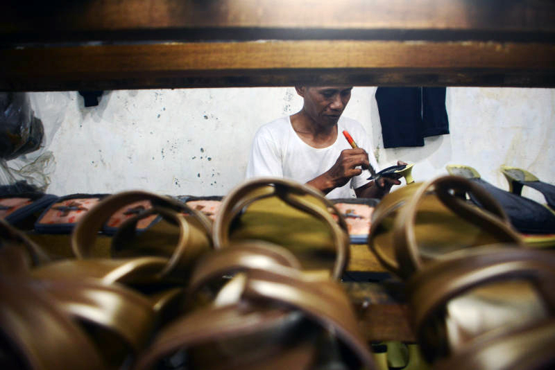 Pembuatan sandal wanita di pabrik sepatu rumahan di Pamulang, Tangerang Selatan, Banten. (BeritaNasionnal/Elvis Sendouw)
