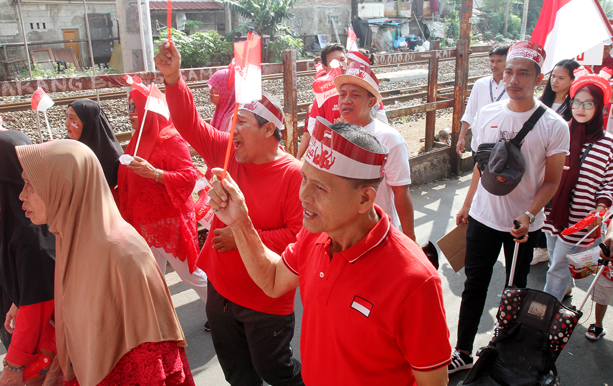Warga mengenakan kostum karakter Kungfu Panda dan mengenakan kostum karakater tungtung sahur saat mengikuti karnaval di Jalan Menteng Jaya, Jakarta, Minggu (17/8/2025).(Beritanasional.com/Oke Atmaja)
