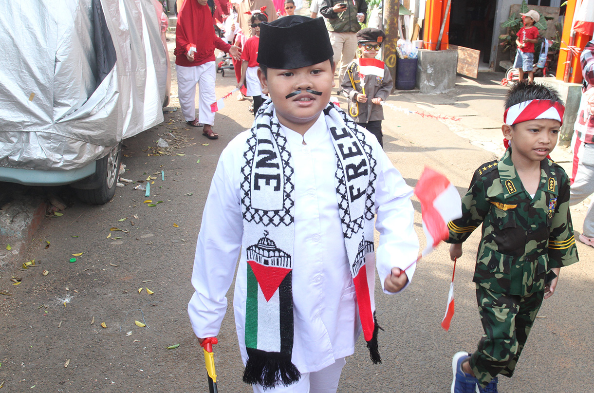 Warga mengikuti pawai keliling menyambut hari kemerdekaan RI di Menteng Jaya, Jakarta, Sabtu (17/8/2024).  (BeritaNasional.com/ Oke Atmaja)