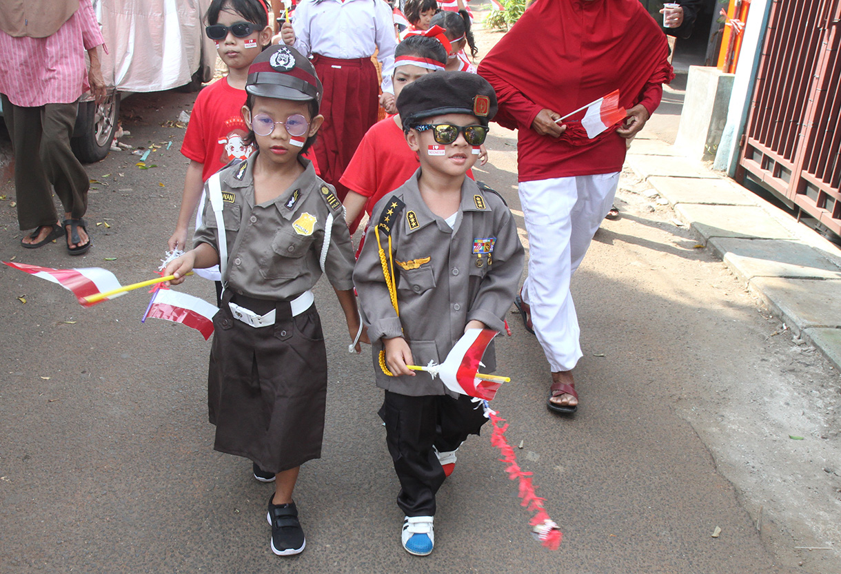 Warga mengikuti pawai keliling menyambut hari kemerdekaan RI di Menteng Jaya, Jakarta, Sabtu (17/8/2024).  (BeritaNasional.com/ Oke Atmaja)