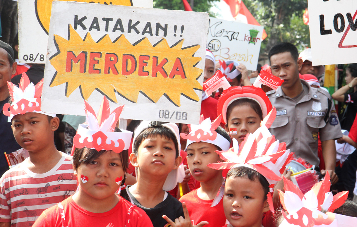 Warga mengikuti pawai keliling menyambut hari kemerdekaan RI di Menteng Jaya, Jakarta, Sabtu (17/8/2024).  (BeritaNasional.com/ Oke Atmaja)