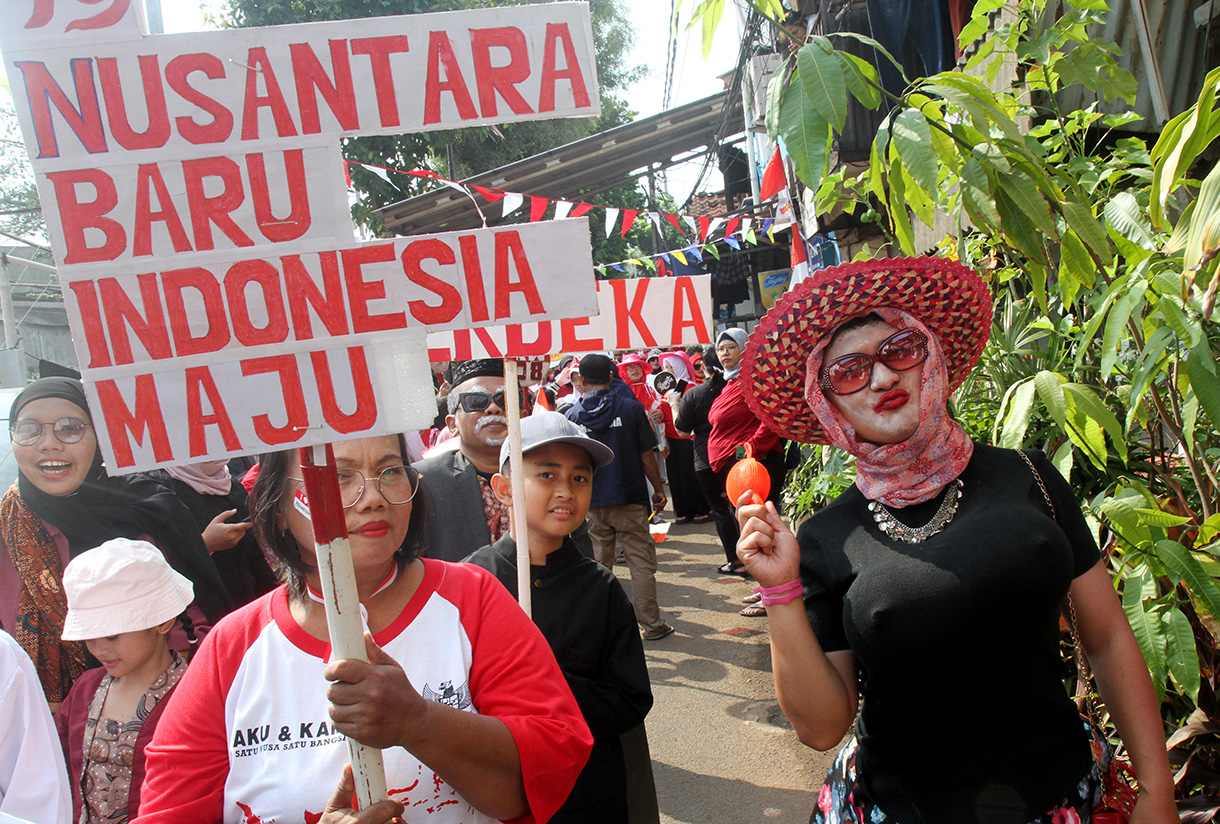 Warga mengikuti pawai keliling menyambut hari kemerdekaan RI di Menteng Jaya, Jakarta, Sabtu (17/8/2024).  (BeritaNasional.com/ Oke Atmaja)