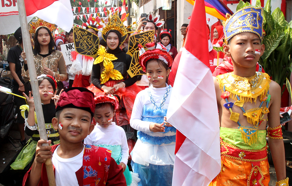 Warga mengikuti pawai keliling menyambut hari kemerdekaan RI di Menteng Jaya, Jakarta, Sabtu (17/8/2024).  (BeritaNasional.com/ Oke Atmaja)