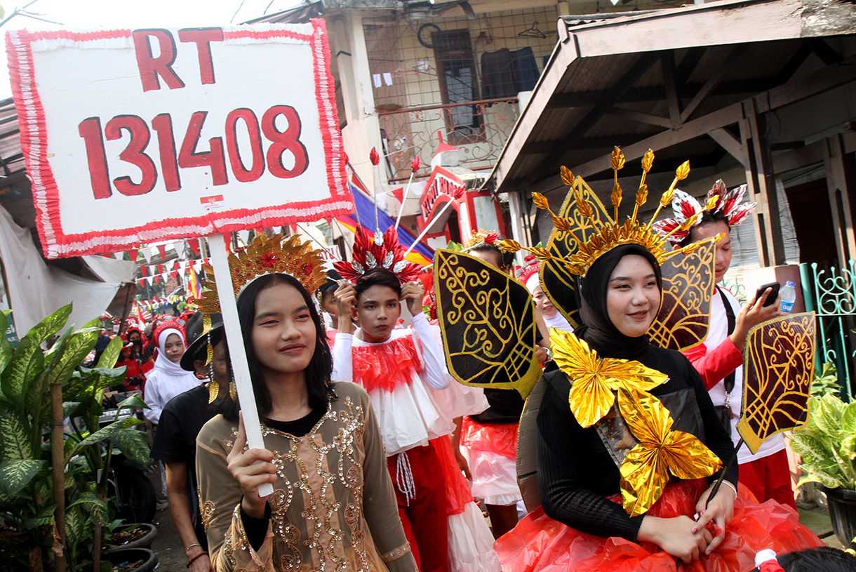 Warga mengikuti pawai keliling menyambut hari kemerdekaan RI di Menteng Jaya, Jakarta, Sabtu (17/8/2024).  (BeritaNasional.com/ Oke Atmaja)