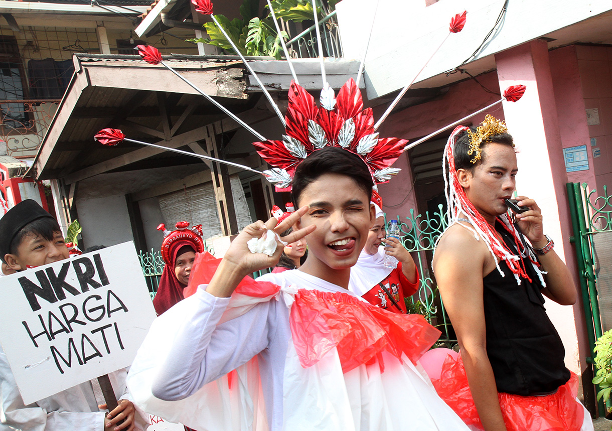 Warga mengikuti pawai keliling menyambut hari kemerdekaan RI di Menteng Jaya, Jakarta, Sabtu (17/8/2024).  (BeritaNasional.com/ Oke Atmaja)